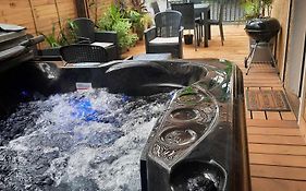 La Caz Anais Avec Jacuzzi